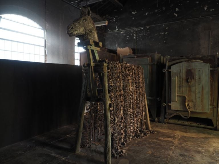 Chiara Camoni e i partecipanti del workshop al Museo Carlo Zauli, Kabira, 2019, terracotta nera, terracotta con smalto di cenere animale (crini e unghie), legno patinato, acciaio, cm 250 x 250 x 90. Courtesy l’artista e SpazioA, Pistoia