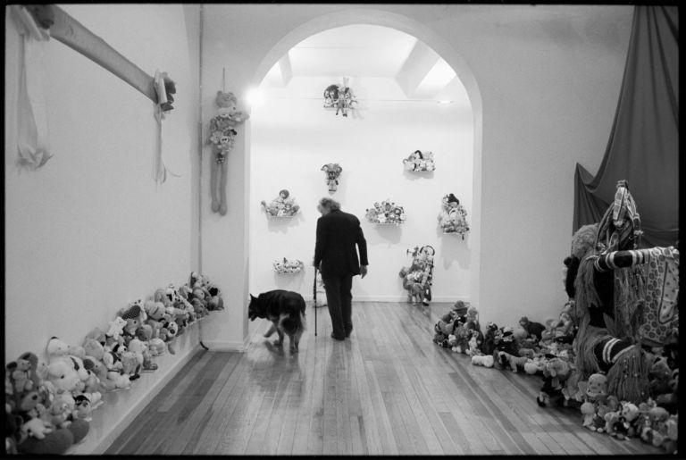 “Charlemagne Palestine. Matrimonio di Luisa e Carlo Orsacchiotti”, Galleria Toselli, Milano, 1992. Charlemagne Palestine in galleria nel giorno dell’inaugurazione della mostra. Photo © Giorgio Colombo, Milano