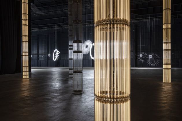 Cerith Wyn Evans. ...the Illuminating Gas. Exhibition view at HangarBicocca, Milano 2019. Courtesy of the artist & Pirelli HangarBicocca. Photo Agostino Osio