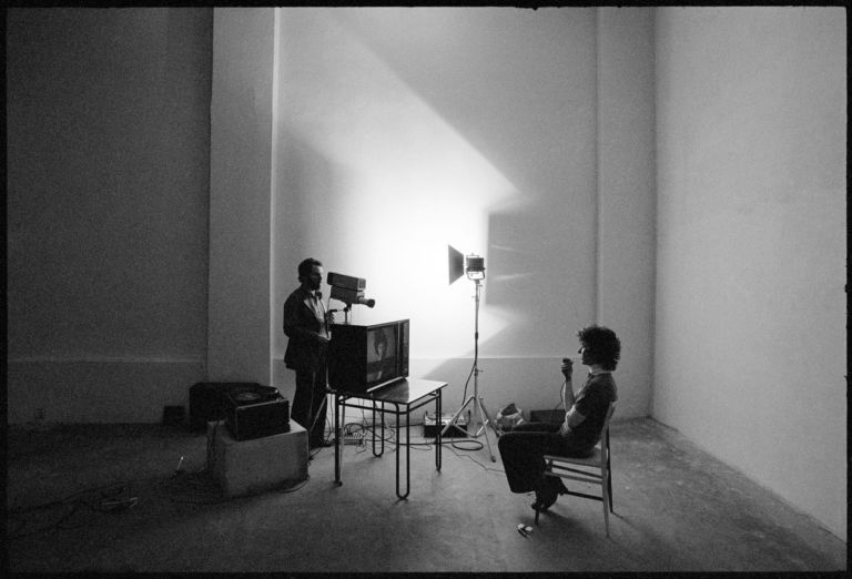 Dan Graham, Two Consciousness Projection(s), 1972. Performer donna (Franca Sacchi), performer uomo (Luciano Giaccari), videocamera, monitor. Galleria Toselli, Milano, 1972. Photo © Giorgio Colombo, Milano