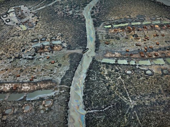 Edward Burtynsky, Oil Bunkering #1, Niger Delta, Nigeria 2016 © Edward Burtynsky, cortesy Admira Photography, Milano & Nicholas Metivier Gallery, Toronto