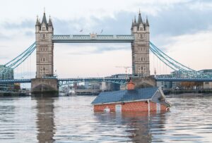 Una casa galleggia nel Tamigi. L’installazione di Extinction Rebellion