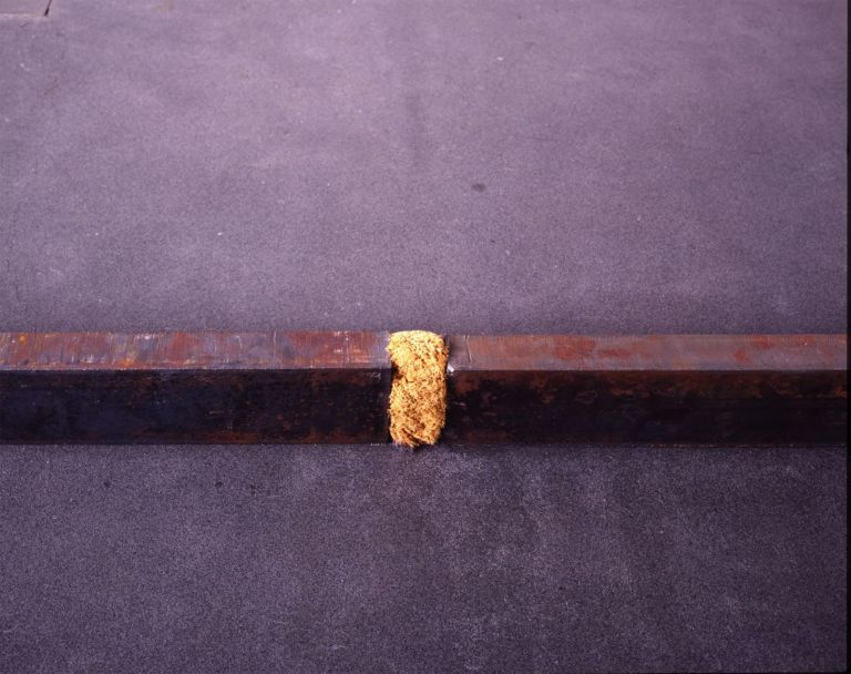 Giovanni Anselmo, Respiro, 1969, ferro, spugna di mare, 2 elementi, cm 13x470x6 ciascuno. Castello di Rivoli Museo d’Arte Contemporanea, Rivoli-Torino - in comodato da Fondazione per l’Arte Moderna e Contemporanea CRT. Photo © Paolo Pellion