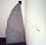 Giovanni Anselmo, Verso oltremare, 1984, pietra, cavo d'acciaio, nodo scorsoio, oltremare. “Ouverture”, Castello di Rivoli Museo d’Arte Contemporanea, Rivoli-Torino, 1984. Courtesy l’artista & Archivio Anselmo. Photo © Paolo Mussat Sartor