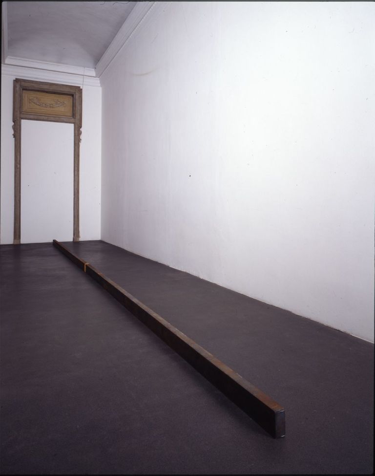 Giovanni Anselmo, Respiro, 1969, ferro, spugna di mare, 2 elementi, cm 13x470x6 ciascuno. Castello di Rivoli Museo d’Arte Contemporanea, Rivoli-Torino - in comodato da Fondazione per l’Arte Moderna e Contemporanea CRT. Photo © Paolo Pellion