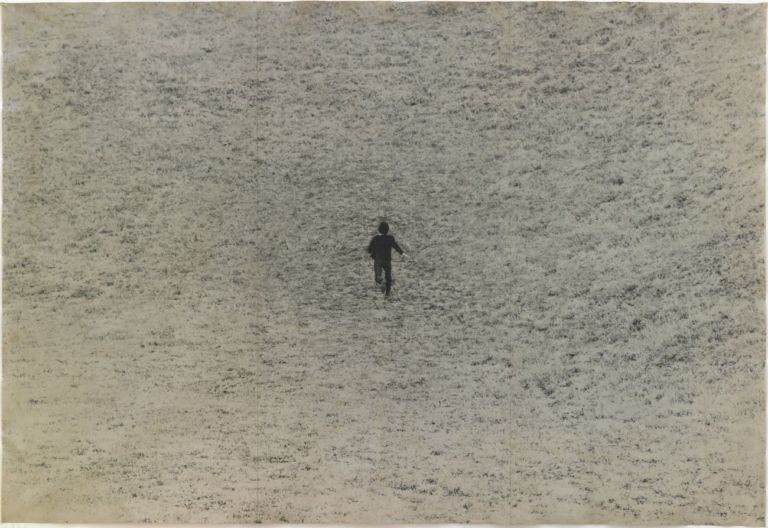 Giovanni Anselmo, Entrare nell'opera, 1971, fotografia con autoscatto riprodotta su tela, cm 266x390. MART, Museo di arte moderna e contemporanea di Trento e Rovereto - Collezione privata. MART- Archivio Fotografico e Mediateca