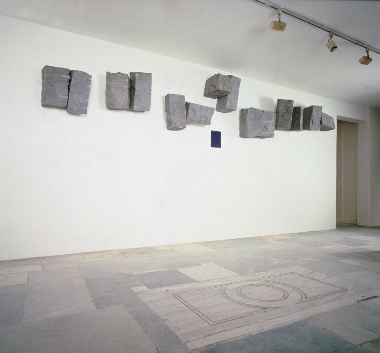 Giovanni Anselmo, Grigi che si alleggeriscono vero oltremare, 1982-86, pietre, cavo d'acciaio, nodo scorsoio, oltremare. Jean Bernier Gallery, Atene 1986. Courtesy l'artista & Archivio Anselmo. Photo © Paolo Mussat Sartor