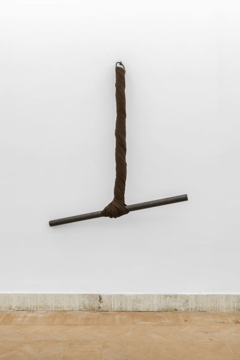 Giovanni Anselmo, Torsione, 1968, ferro, stoffa, cm 160x160. Torino, GAM – Galleria Civica d’Arte Moderna e Contemporanea, Fondazione Guido ed Ettore De Fornaris - su concessione della Fondazione Torino Musei. Photo © Andrea Veneri