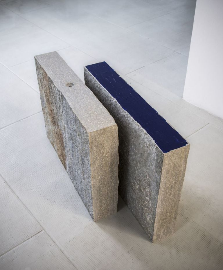 Giovanni Anselmo, Mentre oltremare appare verso sud-est, 1967-79-2016, pietre, ago magnetico, acrilico blu oltremare. Courtesy l'artista & Tucci Russo Studio per l'Arte Contemporanea, Torre Pellice-Torino. Photo Archivio fotografico Tucci Russo