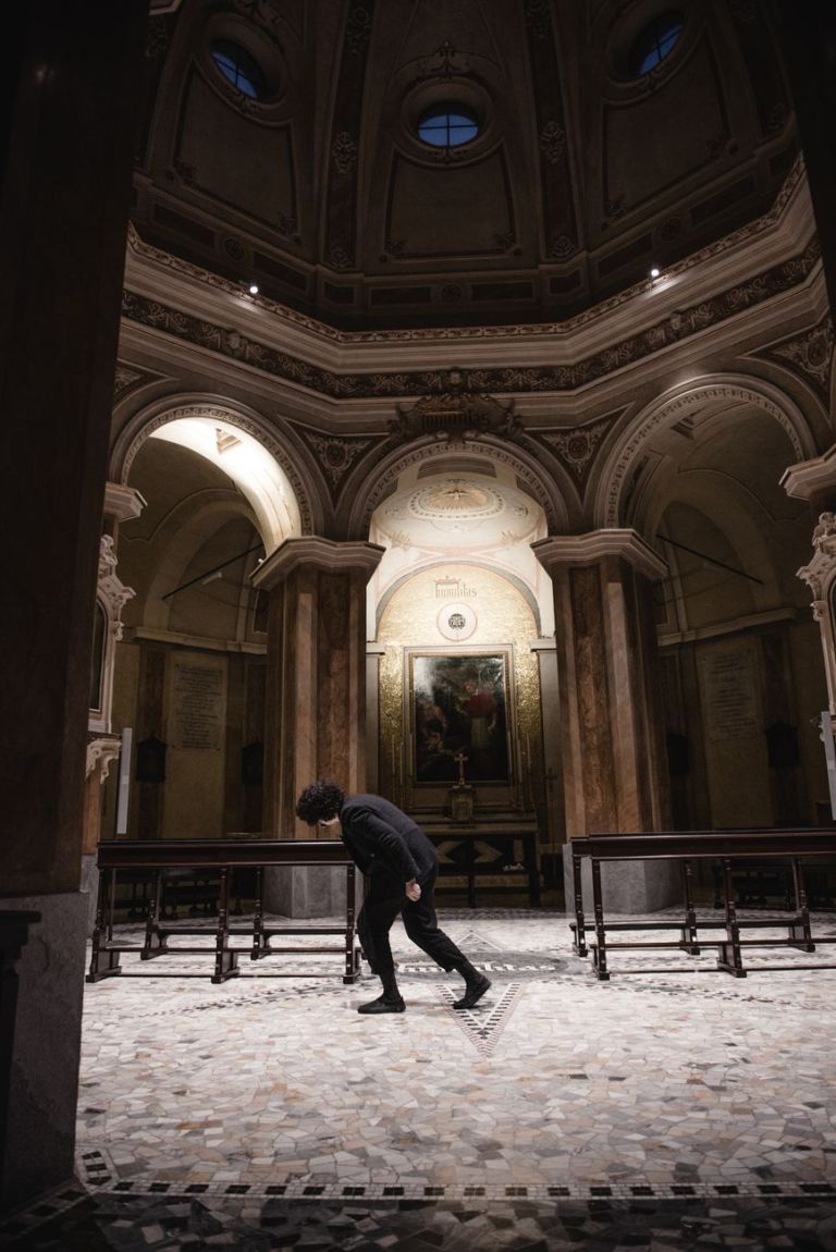 Gaia De Megni, San Carlo, 2019, performance at San Carlo al Lazzaretto, Milano. L’artista. Courtesy Andrea Balza