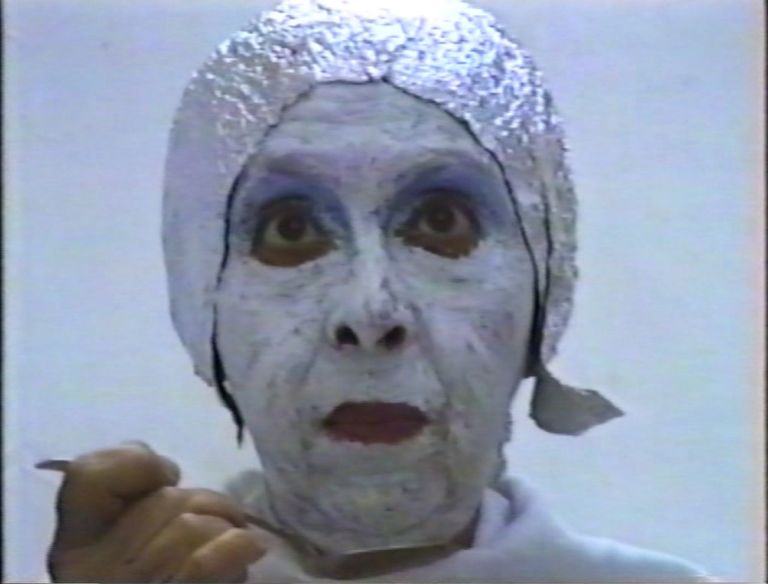 Geta Bratescu, Earthcake, 1992, still da video. Courtesy of The Estate of Geta Brătescu, Hauser & Wirth and Ivan Gallery, Bucarest
