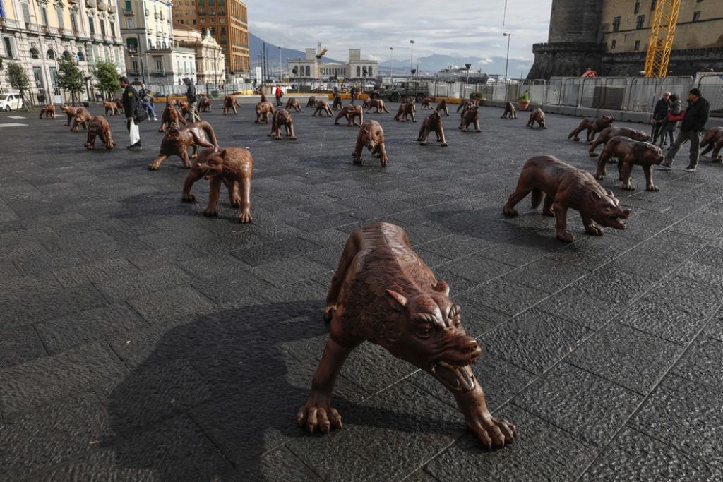Napoli: torna l’arte a Piazza del Municipio. Immagini dell’installazione di Liu Ruowang