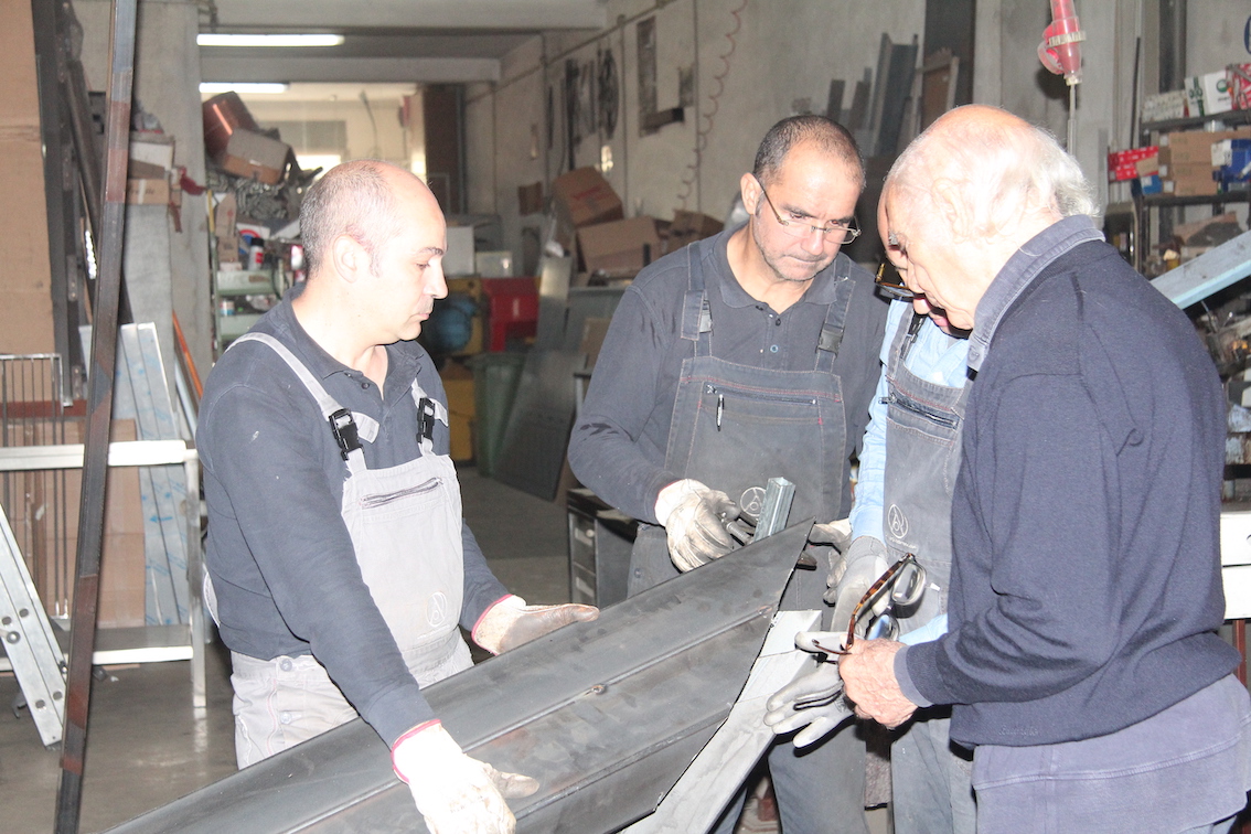 Lo scultore Giovanni Campus al lavoro