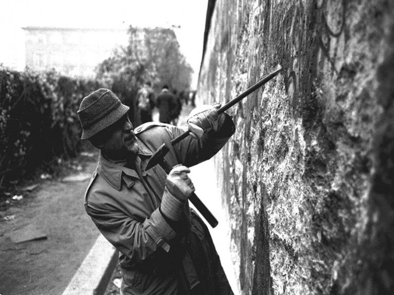 Luciano Ferrara serie Caduta Muro Berlino 1989 stampa fot. sali d'argento