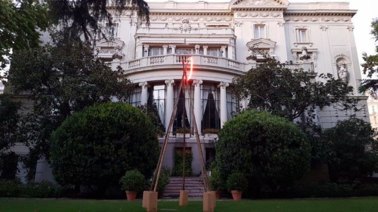 Mario Merz, Bottiglia rovesciata. Installazione nel giardino dell'Ambasciata d'Italia a Madrid. Foto Ambasciata d'Italia