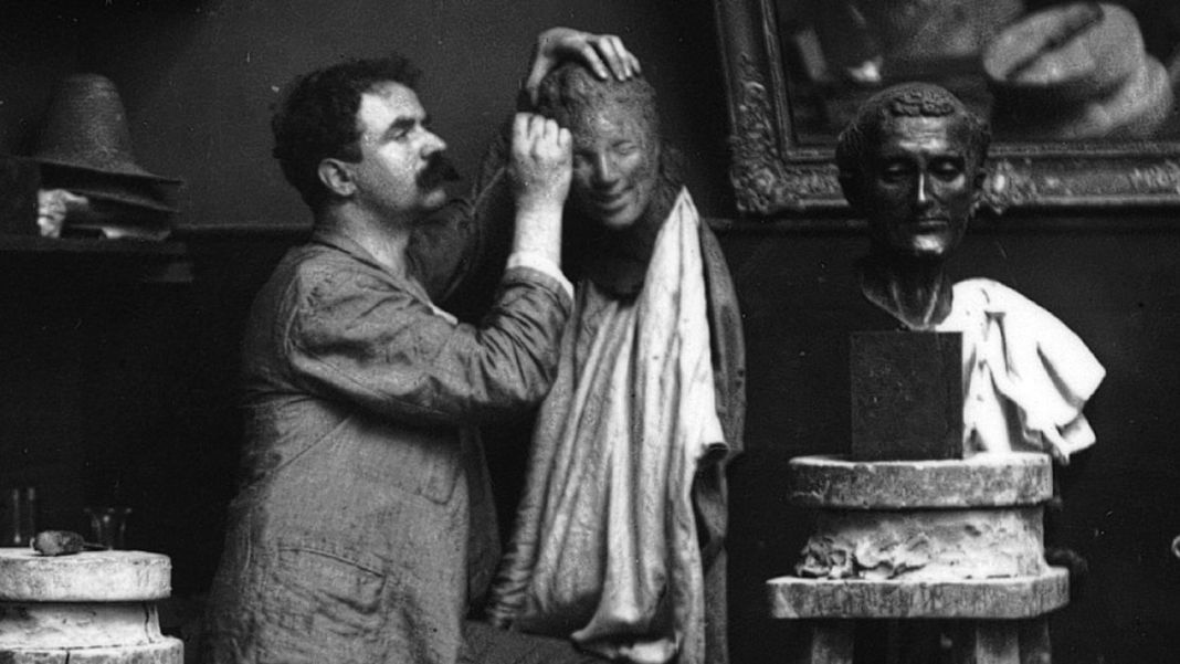 Medardo Rosso nello studio di boulevard des Batignolles, 1890. Collezione privata. Courtesy Archivio Rosso