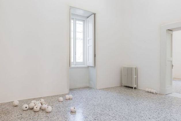 Nina Canell, Pneus, installation view at Progetto, Lecce 2019
