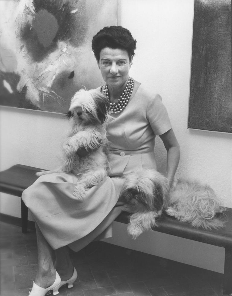 Peggy Guggenheim a Palazzo Venier dei Leoni, Venezia, anni ’50. Alle sue spalle, a sinistra, Edmondo Bacci, Avvenimento #247, 1956. Photo Roloff Beny. Courtesy of Archives and National Archives of Canada