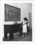 Peggy Guggenheim a Palazzo Venier dei Leoni, Venezia, primi anni '50. Alla parete, Pablo Picasso, La Baignade, 1937. Fondazione Solomon R. Guggenheim. Photo Archivio Cameraphoto Epoche. Donazione, Cassa di Risparmio di Venezia, 2005