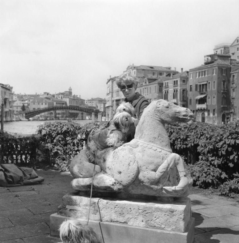 Peggy Guggenheim con i suoi terrier Lhasa Apsos sulla terrazza di Palazzo Venier dei Leoni, Venezia, fine anni '60. Fondazione Solomon R. Guggenheim. Photo Archivio Cameraphoto Epoche. Donazione, Cassa di Risparmio di Venezia, 2005