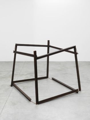 Paolo Icaro, Cuborto, 1968, acciaio ossidato, corda, cm 90x90x90. Courtesy l’artista, photo Michele Alberto Sereni