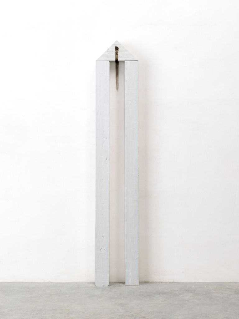 Paolo Icaro, Grey Line Site, 1980, gesso e pigmento, cm 135x24x8. Photo Michele Alberto Sereni