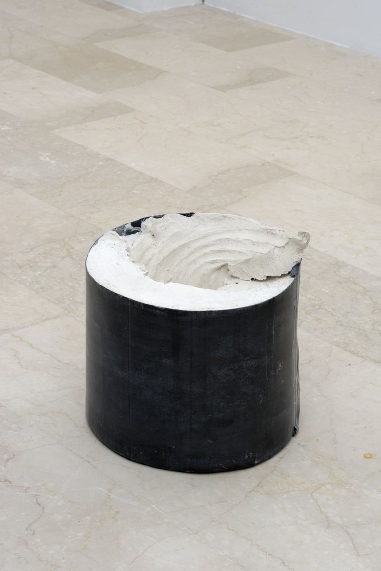 Paolo Icaro, Lunatico, gouged, 1989, piombo e gesso, cm 34 x diam. 36. Photo Michele Alberto Sereni