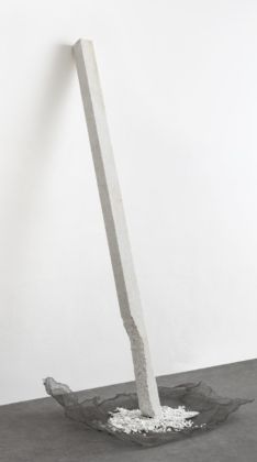 Paolo Icaro, Scolpire, 1982, marmo di Carrara e retina zincata e barra di marmo, cm 210x8x8. Photo C. Favero