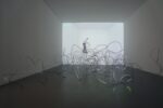 Paolo Icaro, Senza titolo, 2018, videoproiezione e alluminio, misure ambientali. Courtesy l’artista