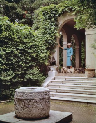 Peggy Guggenheim all’entrata di Palazzo Venier dei Leoni, Venezia, 1967. Courtesy The Solomon R. Guggenheim Foundation