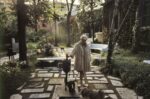 Peggy Guggenheim nel giardino di a Palazzo Venier dei Leoni Venezia anni ’70. Accanto a lei Germaine Richier Tauromachie 1953. Photo Ray Wilson Nel cuore di una collezione. La storia di Peggy Guggenheim a Venezia