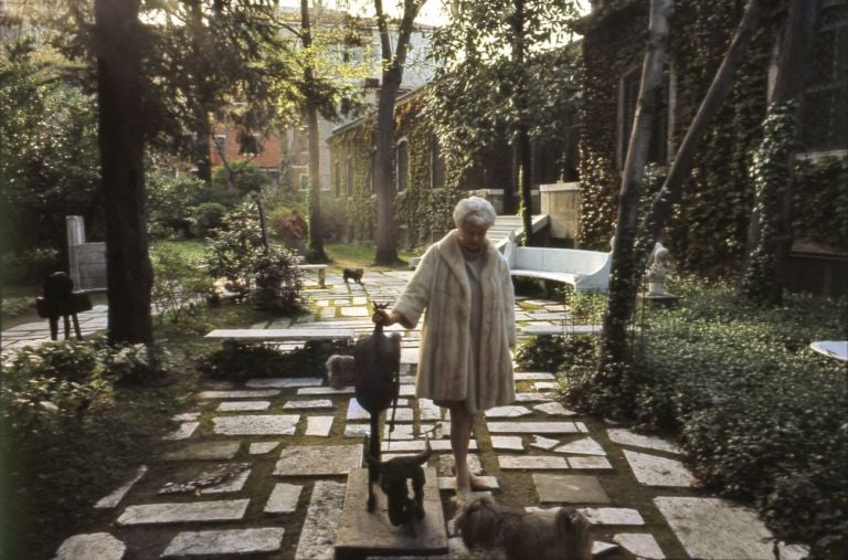 Peggy Guggenheim nel giardino di a Palazzo Venier dei Leoni Venezia anni ’70. Accanto a lei Germaine Richier Tauromachie 1953. Photo Ray Wilson Nel cuore di una collezione. La storia di Peggy Guggenheim a Venezia