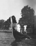 Peggy Guggenheim nella sua gondola davanti a Palazzo Venier dei Leoni, Venezia, 1965 ca. Photo Roloff Beny. Courtesy of Archives and National Archives of Canada