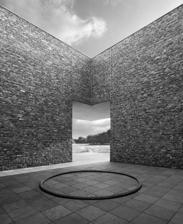 Remo Salvadori, Continuo Infinito Presente, 1997. Installation view at Insel Hombroich, Álvaro Siza Pavilion, Düsseldorf 2018. Photo ® Attilio Maranzano