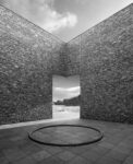 Remo Salvadori, Continuo Infinito Presente, 1997. Installation view at Insel Hombroich, Álvaro Siza Pavilion, Düsseldorf 2018. Photo ® Attilio Maranzano