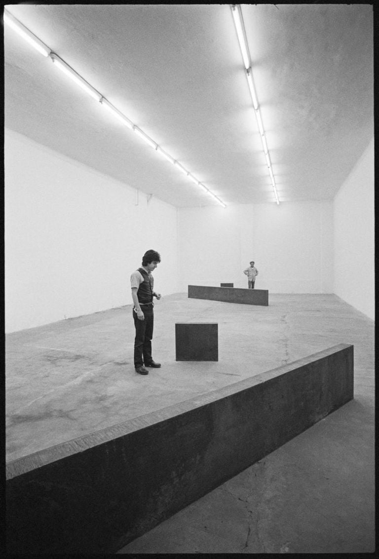 “Serra”, Galleria Toselli, Milano, 1973. Franco Toselli e Richard Serra con l’opera “Equal Parallel and Right Angle Elevations”, 1973. Photo © Giorgio Colombo, Milano © Richard Serra, by SIAE 2019