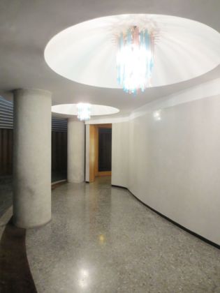Venturino Ventura, Palazzine in via Flaminia, quartiere Flaminio, Roma, pavimento grigio in graniglia e calotte di controsoffitto con lampadari in vetro colorato integrati. Photo Elena Mattia