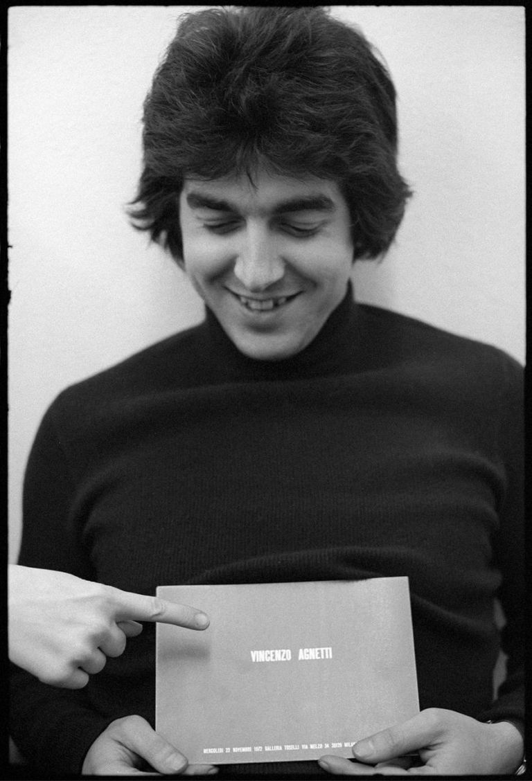 “Vincenzo Agnetti”, Galleria Toselli, Milano, 1972. Franco Toselli con l’invito della mostra. La mano che indica il nome è dello stesso Agnetti. Photo © Giorgio Colombo, Milano