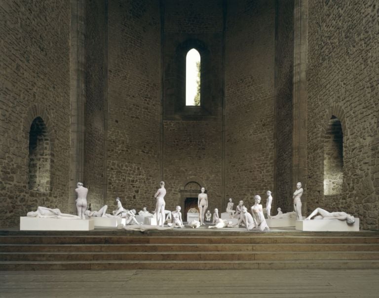 Vanessa Beecroft, vb62.018.nt, Chiesa dello Spasimo, Palermo, 2008. Courtesy Galleria Massimo Minini, Brescia. Photo credit Andrea Gilberti & Alberto Petrò