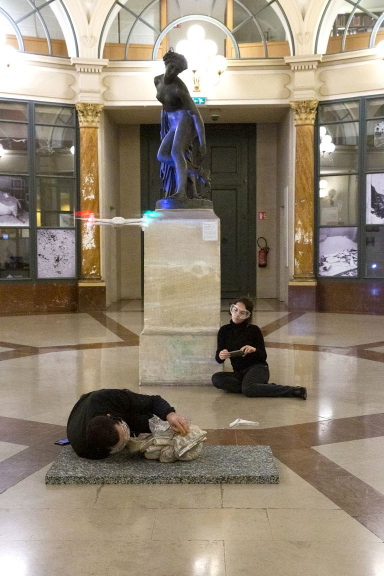 g. olmo stuppia. Archéologie du futur. Performance il drone vola zenitalmente sulla testa. INHA, Parigi 2019. Photo Susanna Pozzoli