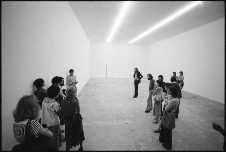 “André Cadere”, Galleria Toselli, Milano, 1975. Inaugurazione, tra i presenti Franco Toselli, Paola Betti e André Cadere. Photo © Giorgio Colombo, Milano