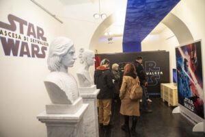 Rey e Kylo Ren scolpiti nell’arte e nel cinema. Gli eroi di Star Wars diventano statue di marmo