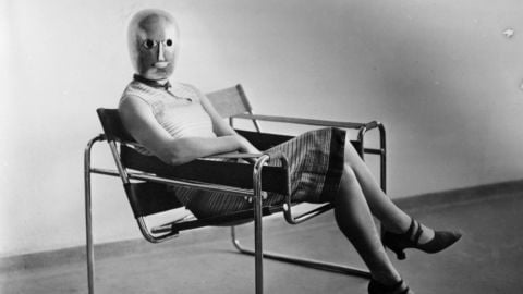 Maschera da palcoscenico di Oskar Schlemmer e poltrona in tubolare d'acciaio di Marcel Breuer, foto: Erich Consemüller, Bauhaus-Archiv Berlin © Dr. med. Stephan Consemüller