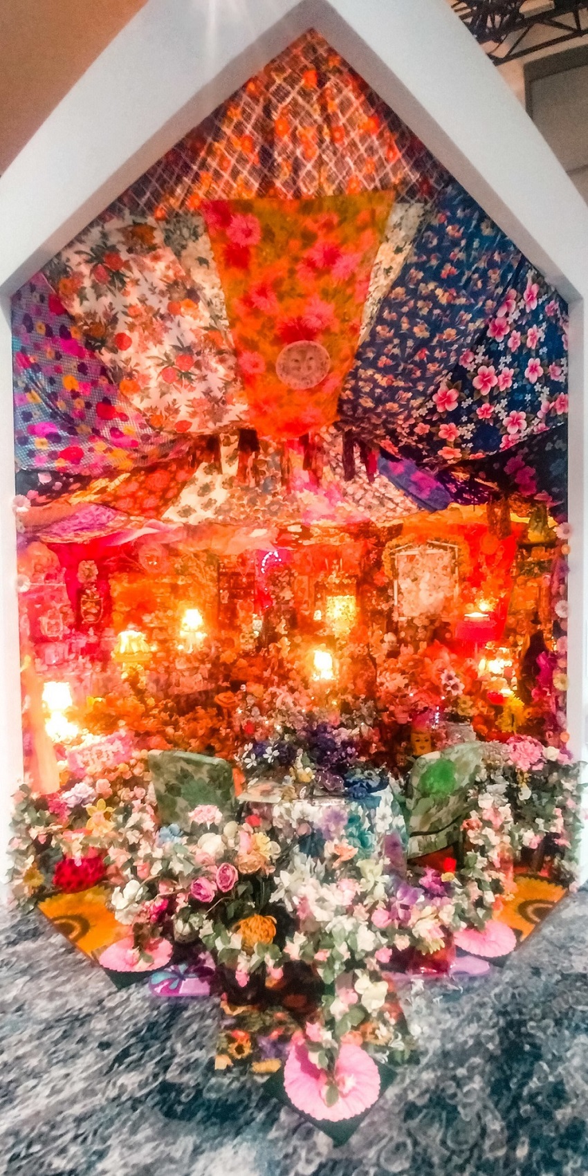 L’installazione The Garden (1996) dell’artista americana Portia Munson, proposta in un riallestimento di P.P.O.W. all’interno della nuova sezione Meridians, rappresenta un’affollata camera da letto di una donna, riempita di simboli tradizionalmente associati al femminile. Photo: Maurita Cardone