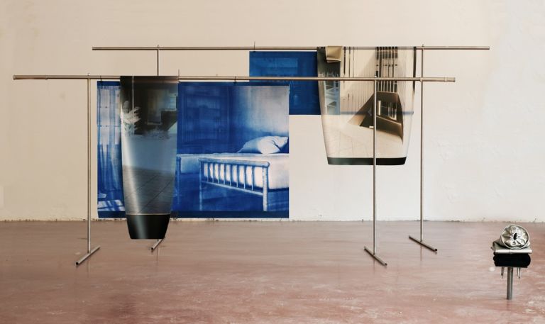 Matteo Pizzolante, Silent Sun, 2019, Cianotipie, stampe su pvc trasparente, 220 x 150 x 140 cm