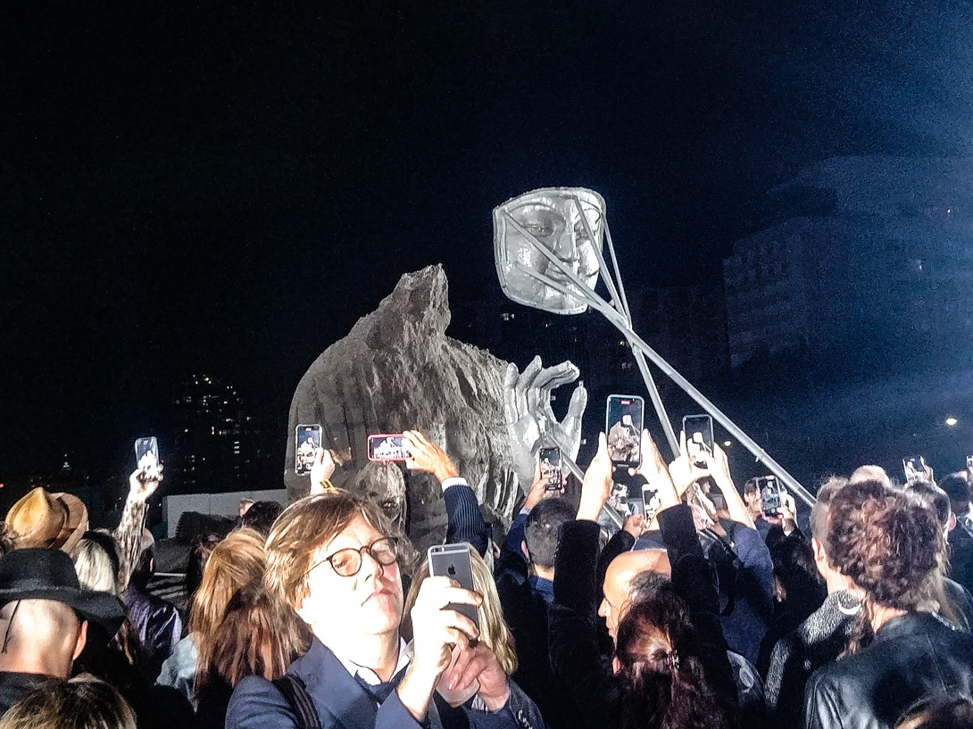 Il pubblico si accalca intorno ai budda di Zhang Huan durante la serata di apertura del Faena Festival. Photo: Maurita Cardone