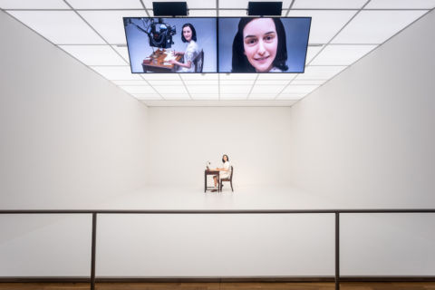 Simon Fujiwara: Likeness, 2018, Wachsskulptur, Tisch, Stuhl, Lampe und Objekte, Handlauf, Zweikanal-Video (4K, Farbe, Ton), © Staatliche Museen zu Berlin, Nationalgalerie / Courtesy Collection Lafayette Anticipations – Fonds de dotation Famille Moulin, Paris, Esther Schipper, Berlin and Dvir Gallery, Brussels and Tel Aviv, Foto: Mathias Völzke 