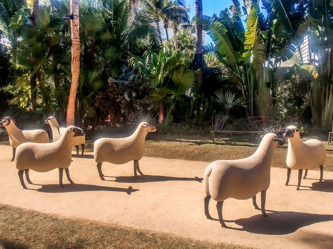 Nei Raleigh Gardens, popolati dalle opere di Claude e Francois-Xavier Lalanne, si trova un attimo di ristoro dal frastuono sensoriale della art week. Foto: Maurita Cardone