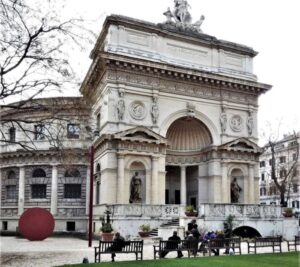 Arte sulle colonne dell’Esquilino. A Roma 83 artisti contro il degrado urbano del quartiere