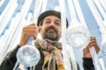 Alessandro Ciffo tra i filamenti dell’installazione Sinapsi. Galleria Paola Verrengia, Salerno 2019